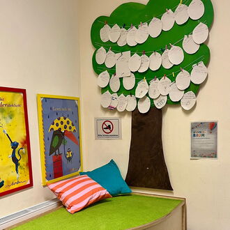 Viele Kinderwünsche am Bücherei-Wunschbaum